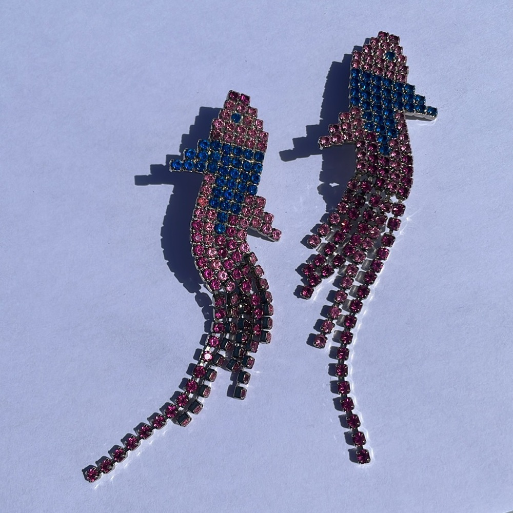 Vintage 80s Bauer Koi clip earrings in pink & blue rhinestones with dangle tail - Picture 3 of 6